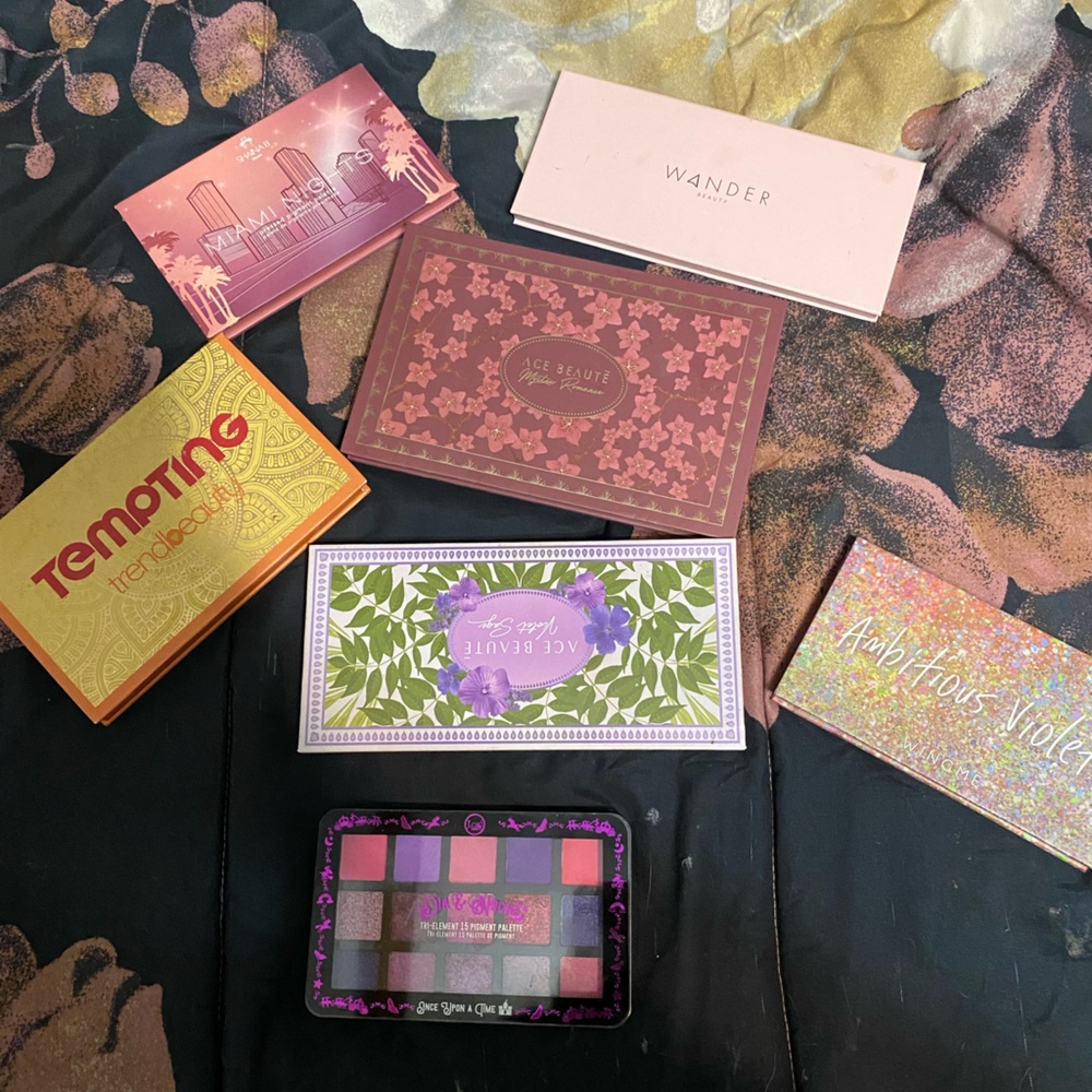 Eyeshadow palette bundle all good shape not used much